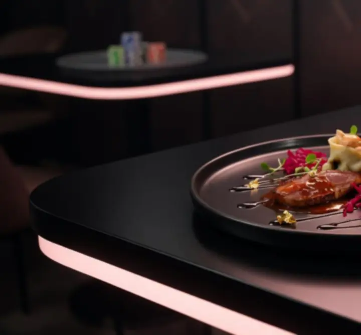 Elegánsan tálalt fogás a Pest Dining Guide félhomályos, poker-inspirált enteriőrjében